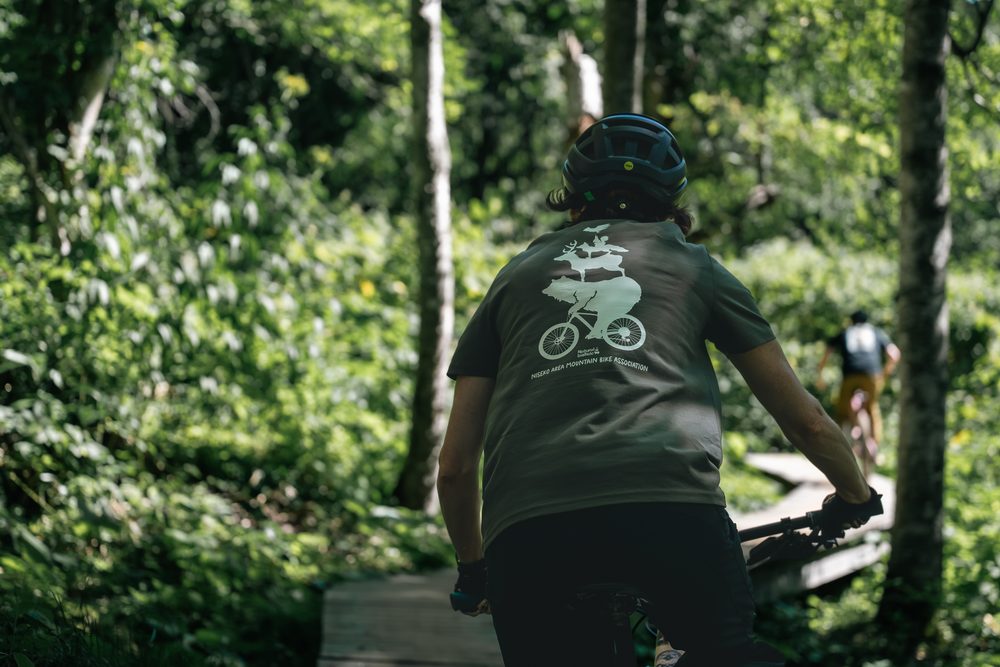 須見明美によるMTB EZOBANDデザイン