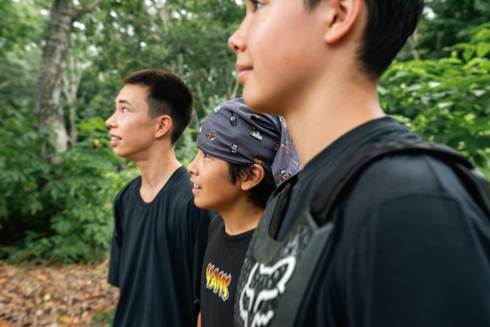 走行を見つめる地元の16歳未満ライダー3人の横顔。左からSasha Cady、中央にChise Watanabe、右にSen Johnson