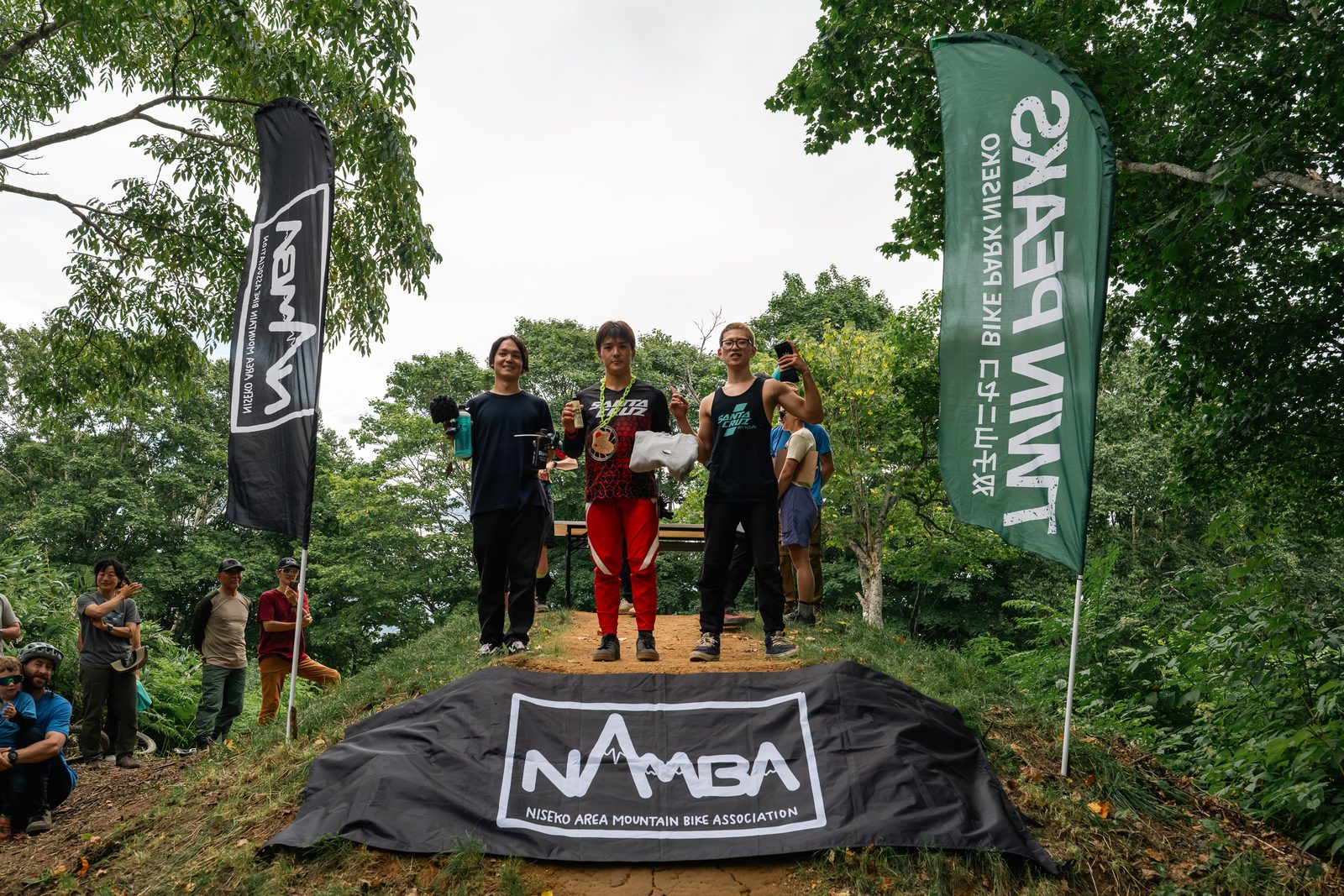 ビッグジャンプの上での男子16歳以上の表彰台。左に2位のKouya Hamaya、中央にメダルを掛けた1位のEita Moriyama、右に3位のShiita Ogawa
