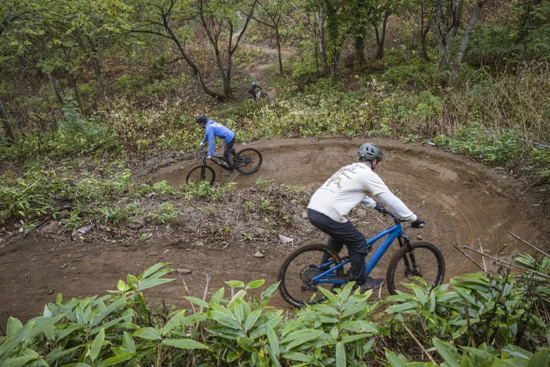 Riders flowing down a Twin Peaks trail